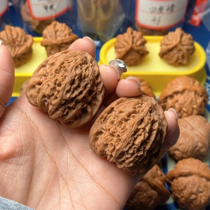 苏***砚桃核吊坠南疆石核桃