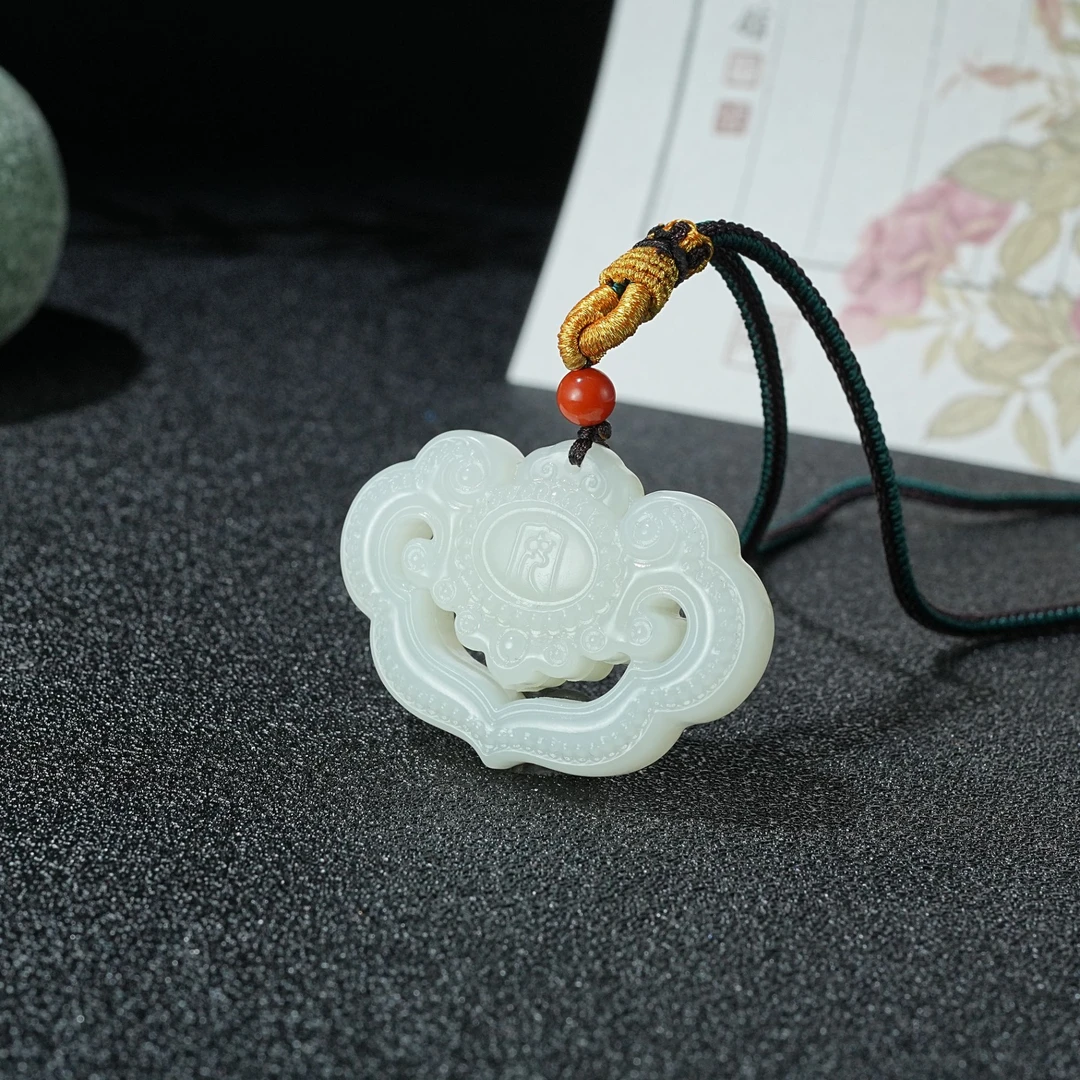 天然和田玉镂空雕刻平安锁吊坠  YC2270030