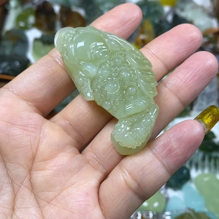 未镶嵌蛇纹石玉吊坠