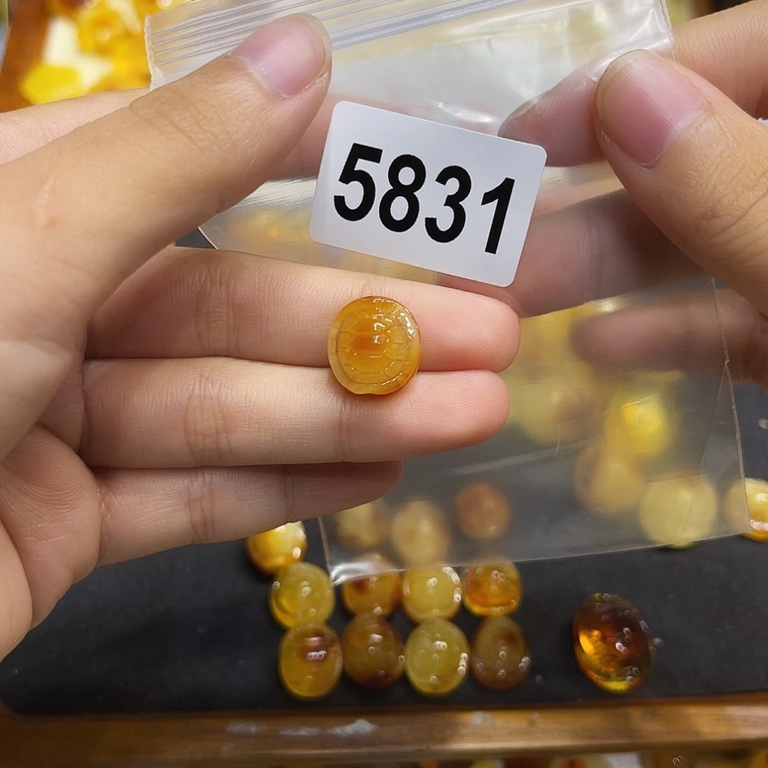 琥珀未镶嵌珠宝奇石