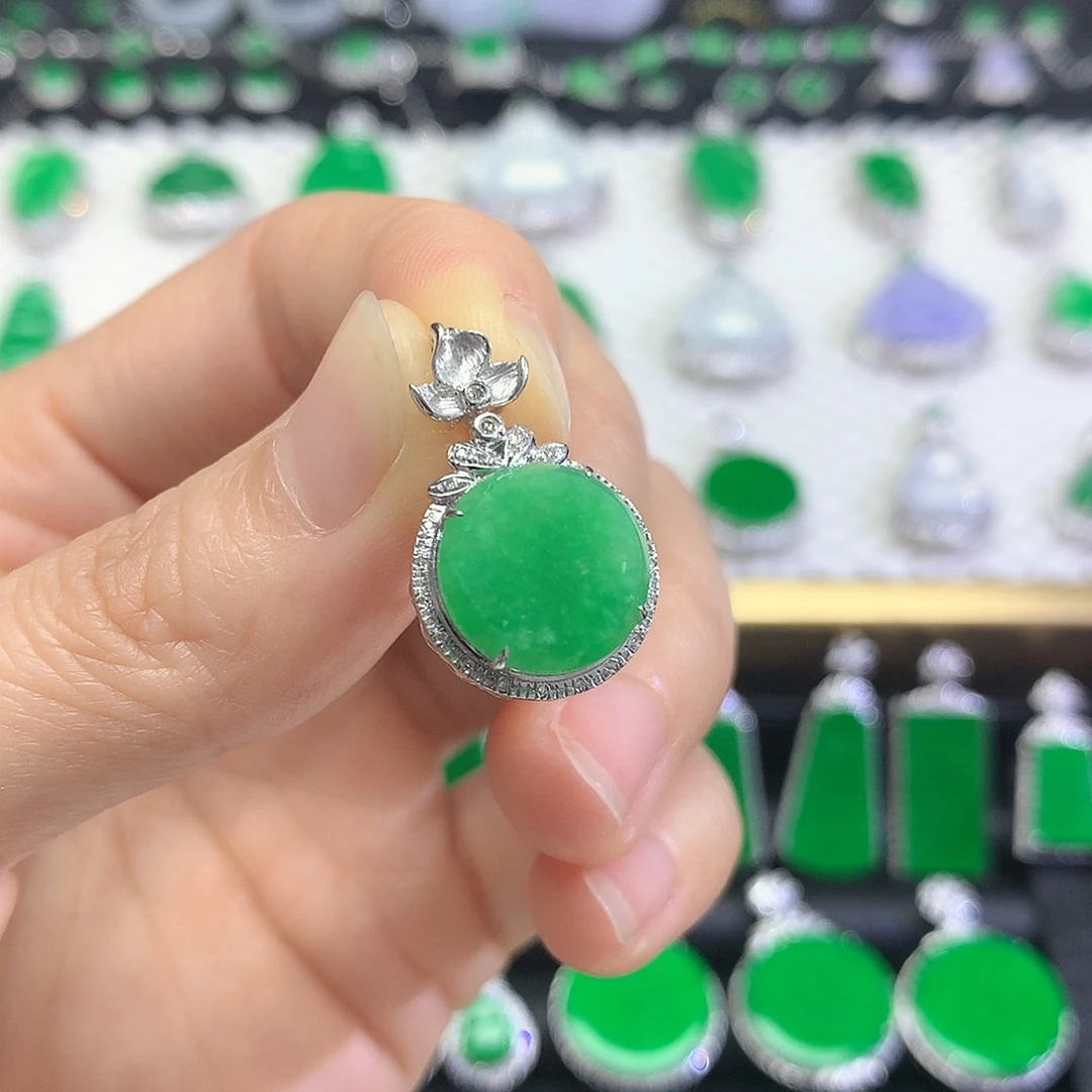 颈饰18K金镶嵌翡翠吊坠