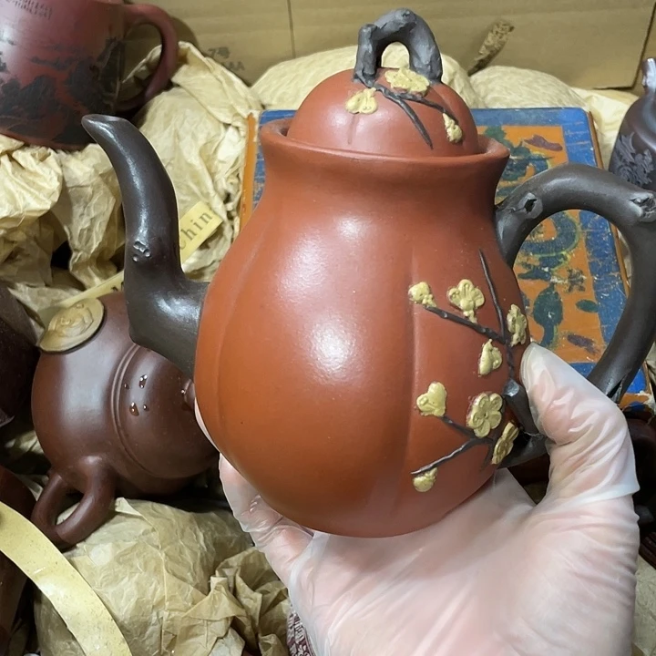 紫砂茶壶矿泥料手工制作的一把紫砂壶。