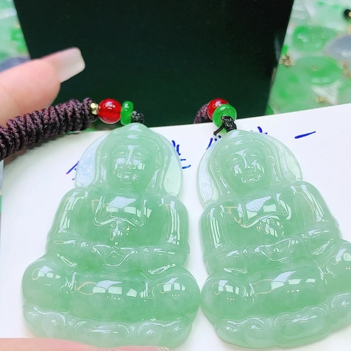 翡翠未镶嵌颈饰多样性发其一