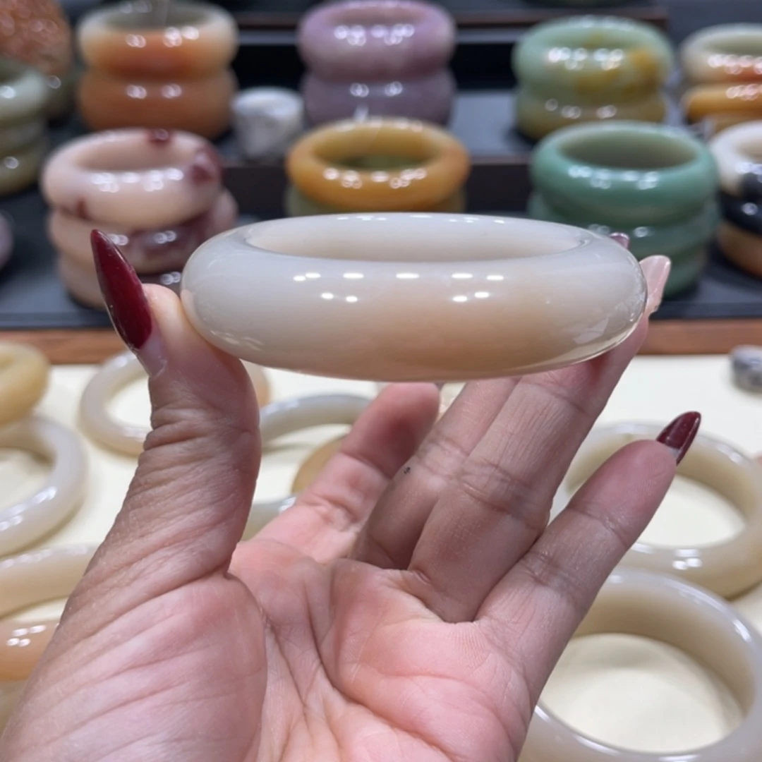 未镶嵌手镯石英岩玉