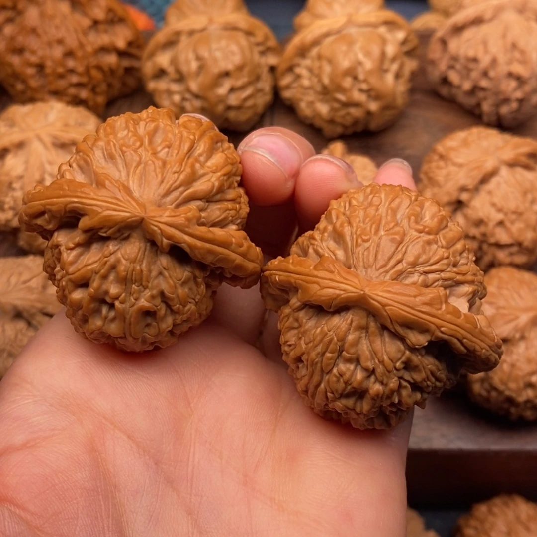 文玩核桃把件42三角球白，老树红皮