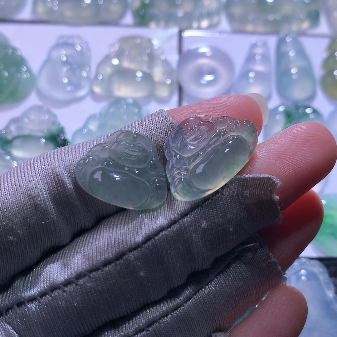 翡翠未镶嵌颈饰一对