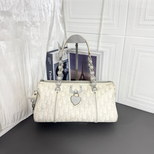 95新 DIOR/迪奥 95新 白灰色爱心锁波士顿包