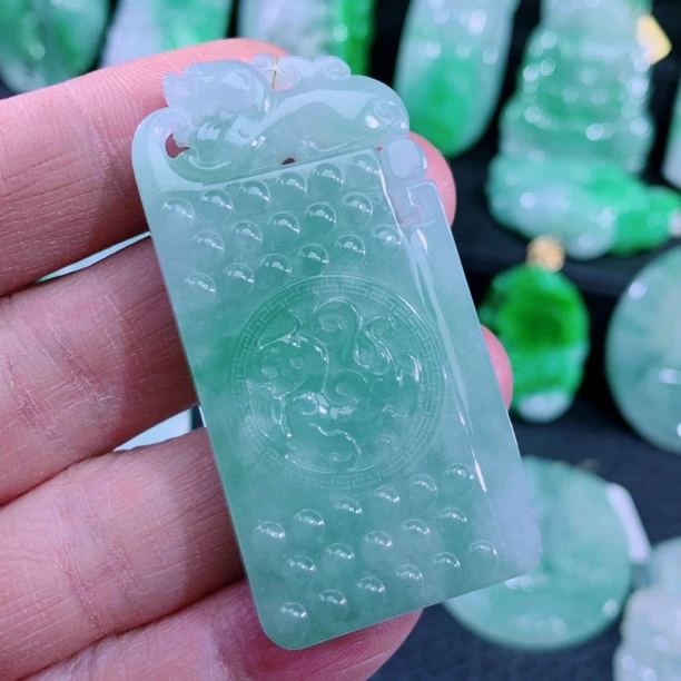 天然A货冰透复古翡翠龙凤呈祥 货号:1640415 尺寸:56.2-28.2-8mm