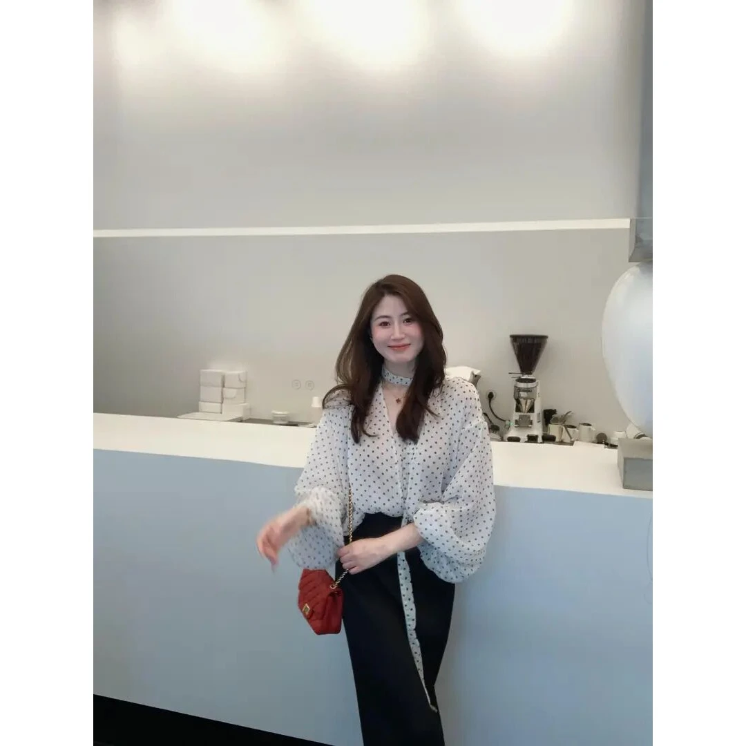 2025早春新款法式设计感飘带V领波点长袖上衣气质衬衫百搭半身裙