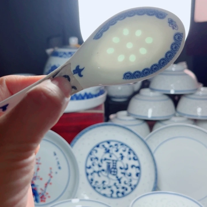 青花玲珑的小勺子