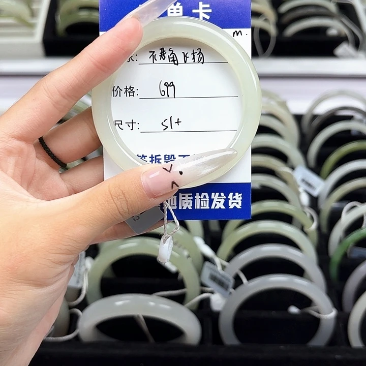 裙***扬和田玉未镶嵌手镯