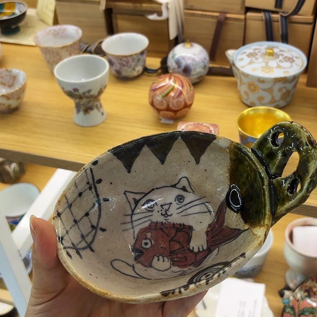 陶单耳钵。