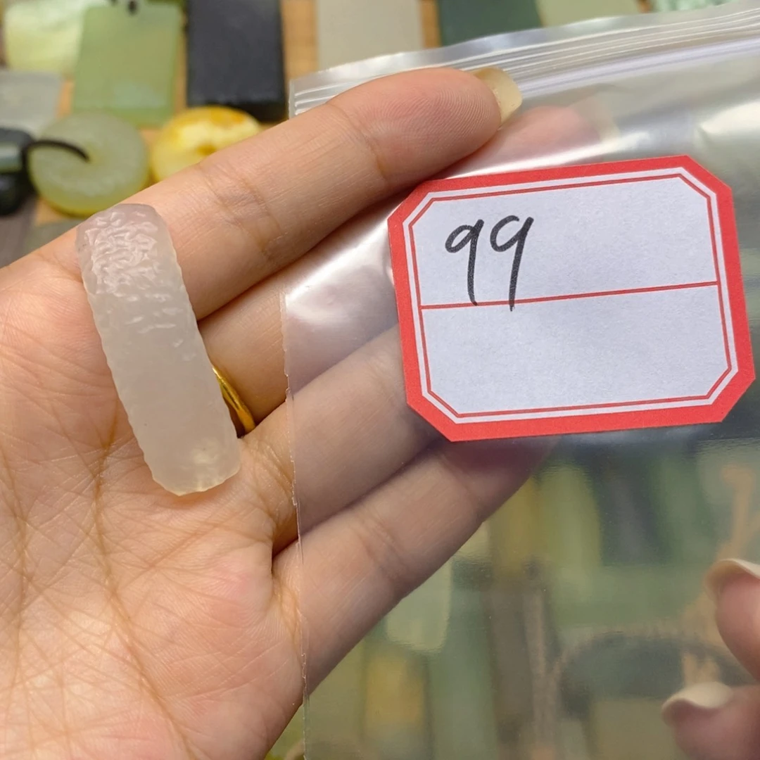 蛇纹石玉未镶嵌颈饰淡**世