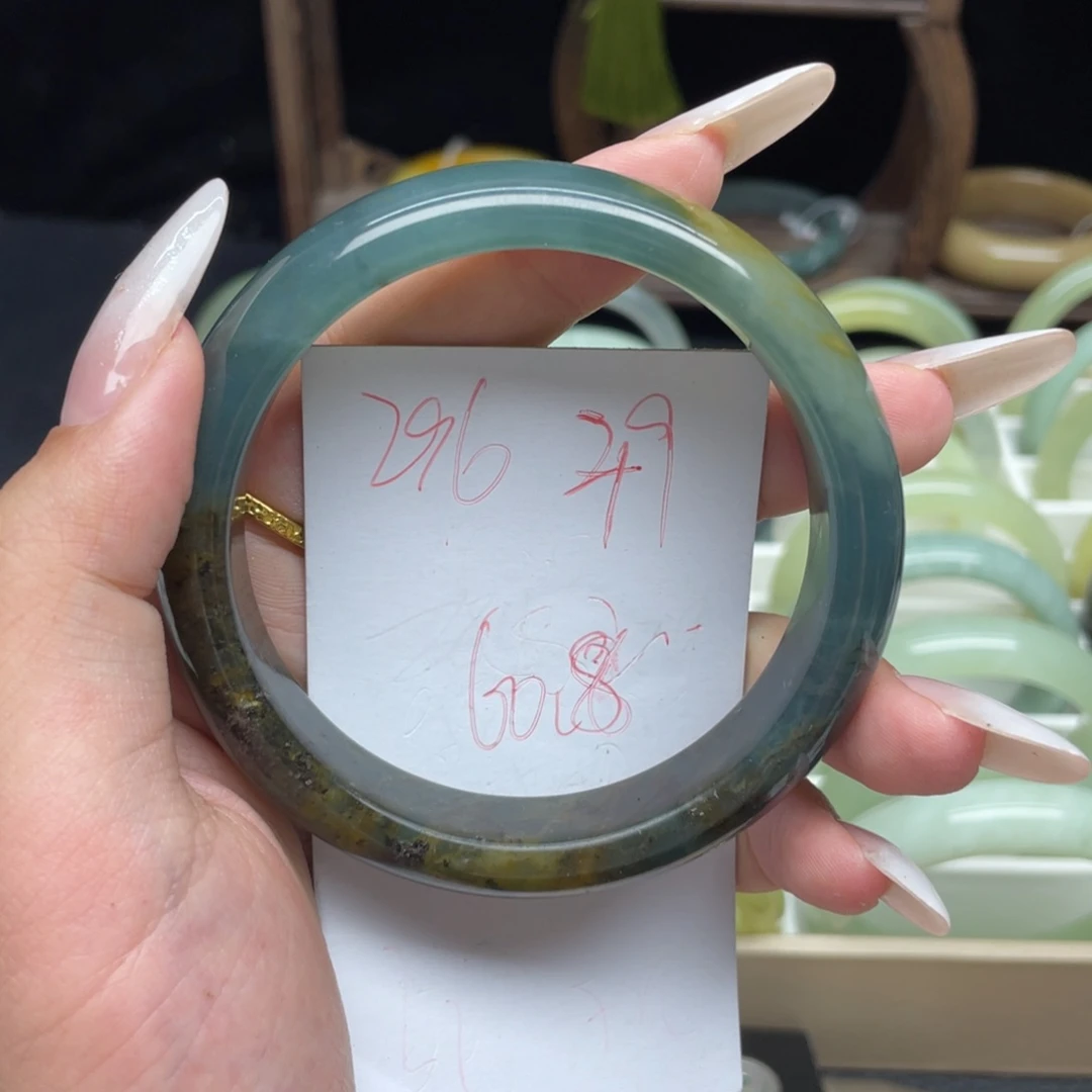 董***长蛇纹石玉未镶嵌手镯