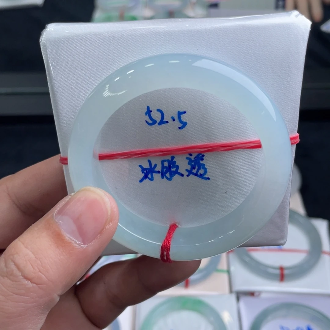 翡翠手镯未镶嵌翡翠手镯