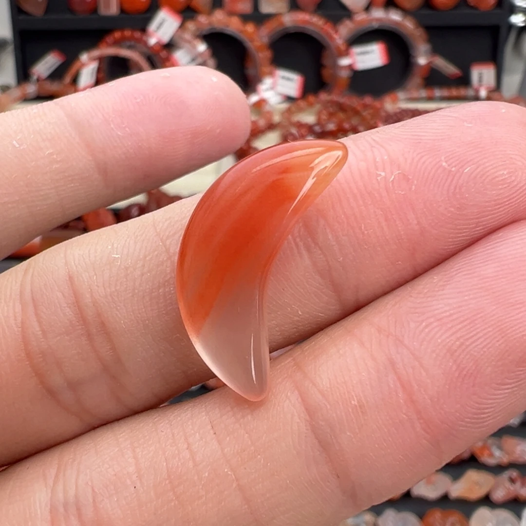 南红玛瑙未镶嵌颈饰月亮