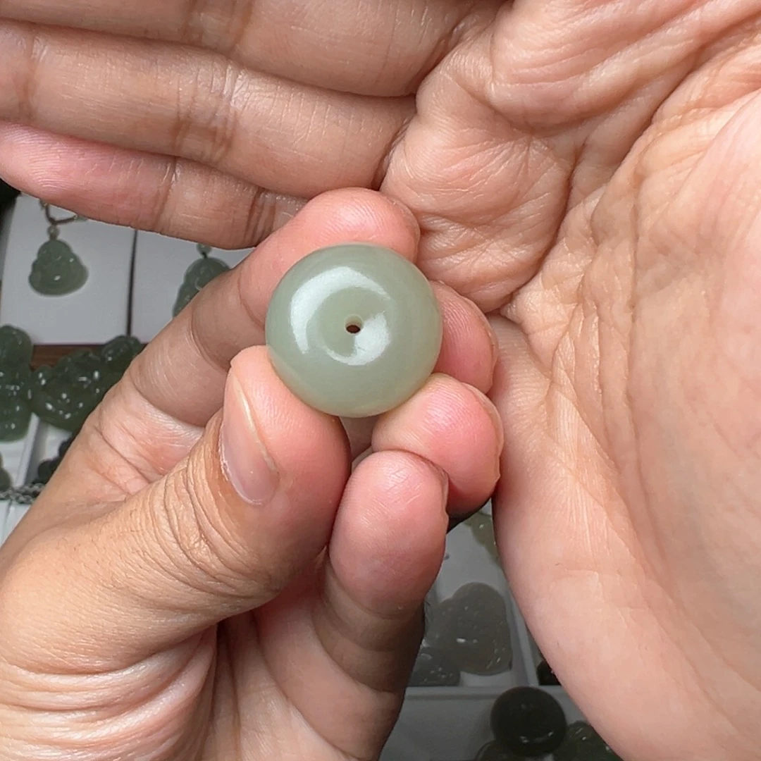 和田玉吊坠(不含链)未镶嵌海*扣子约20mm约13mm厚