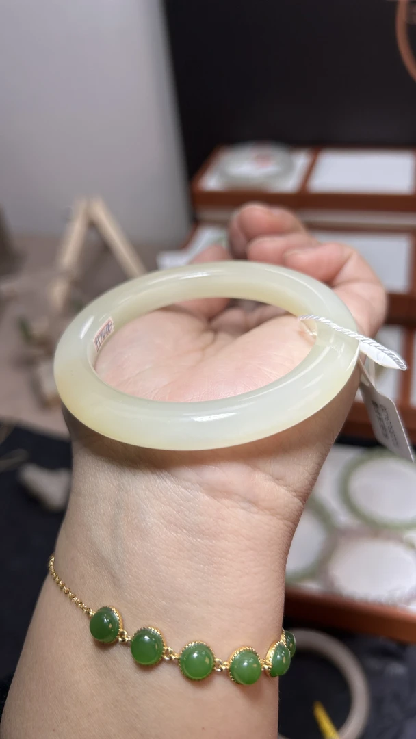 天然新疆和田玉糖白手镯