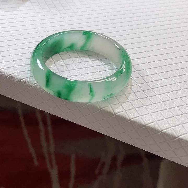 婀***妩石英质玉未镶嵌手镯