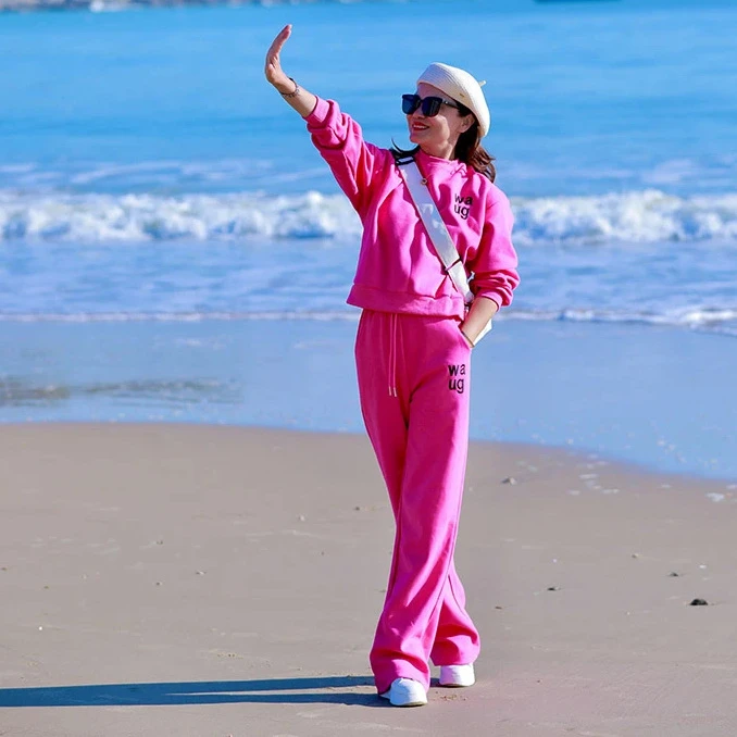 老钱风2025年春季运动服套装简约刺绣玫红色圆领套卫衣直筒裤两件