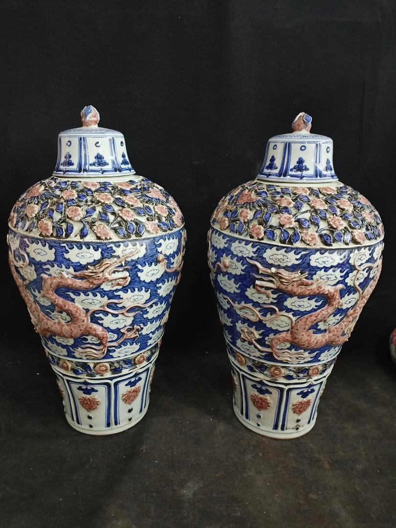 青花釉里红浮雕龙纹梅瓶