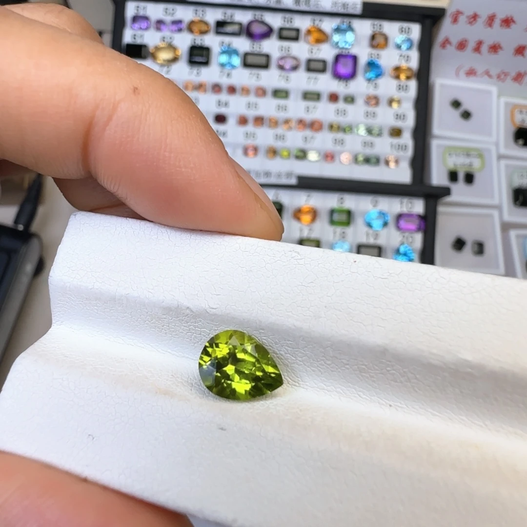 笔搁橄榄石未镶嵌7*9mm 1.9ct