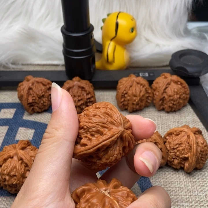 爱***瑜文玩核桃吊坠白狮子