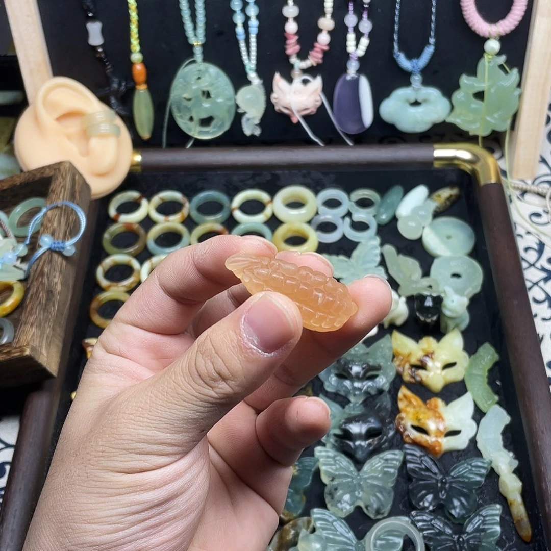 蛇纹石玉未镶嵌颈饰