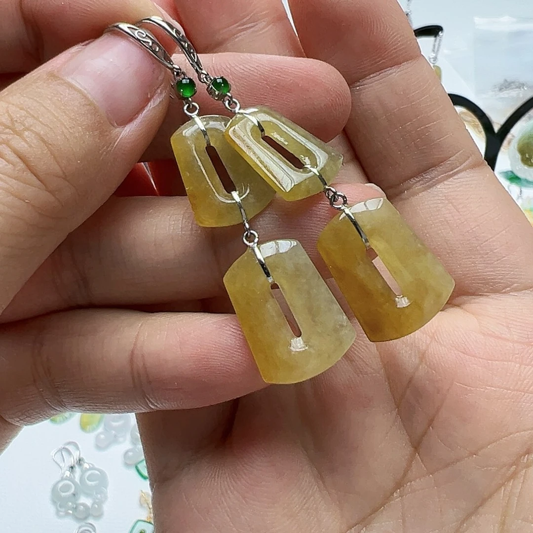 18K金镶嵌翡翠耳饰向****?天然缅甸A货翡翠