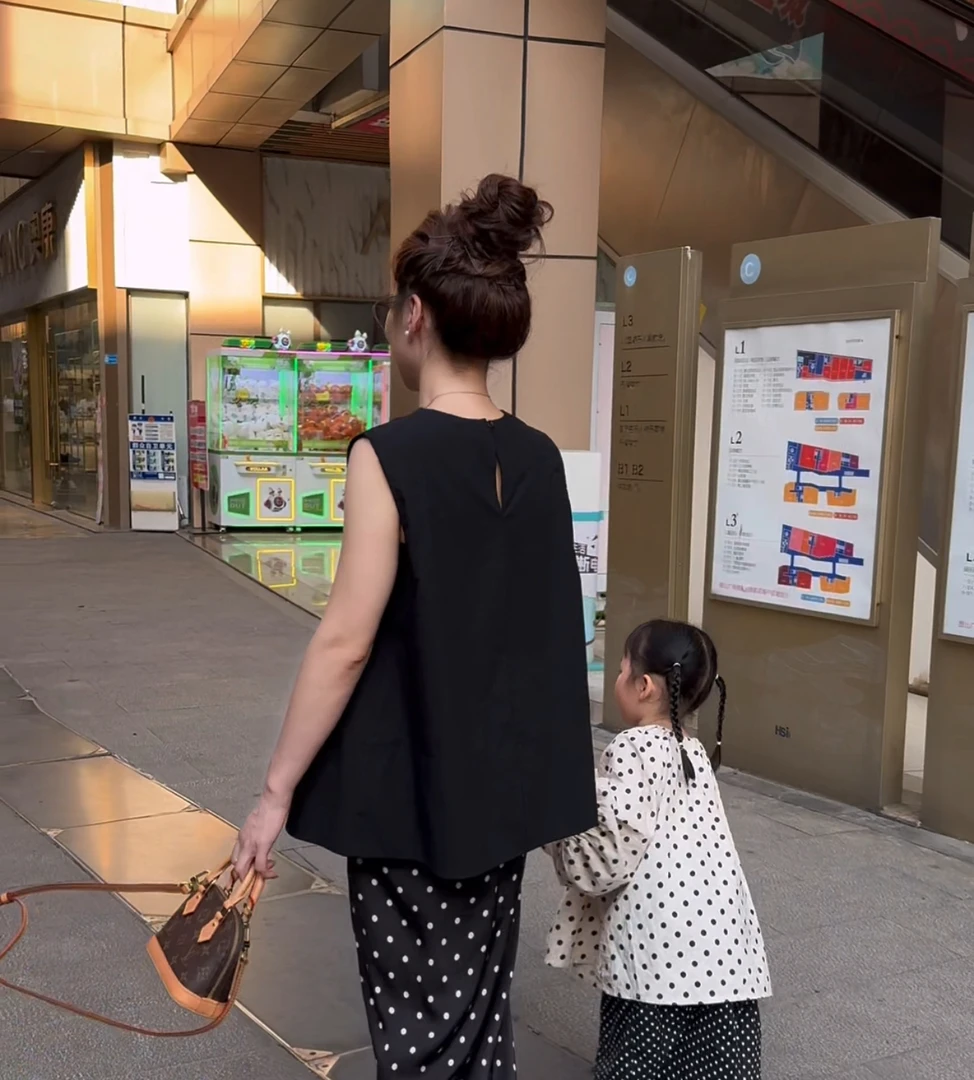 新款百搭宽松气质圆领无袖上衣气质上衣