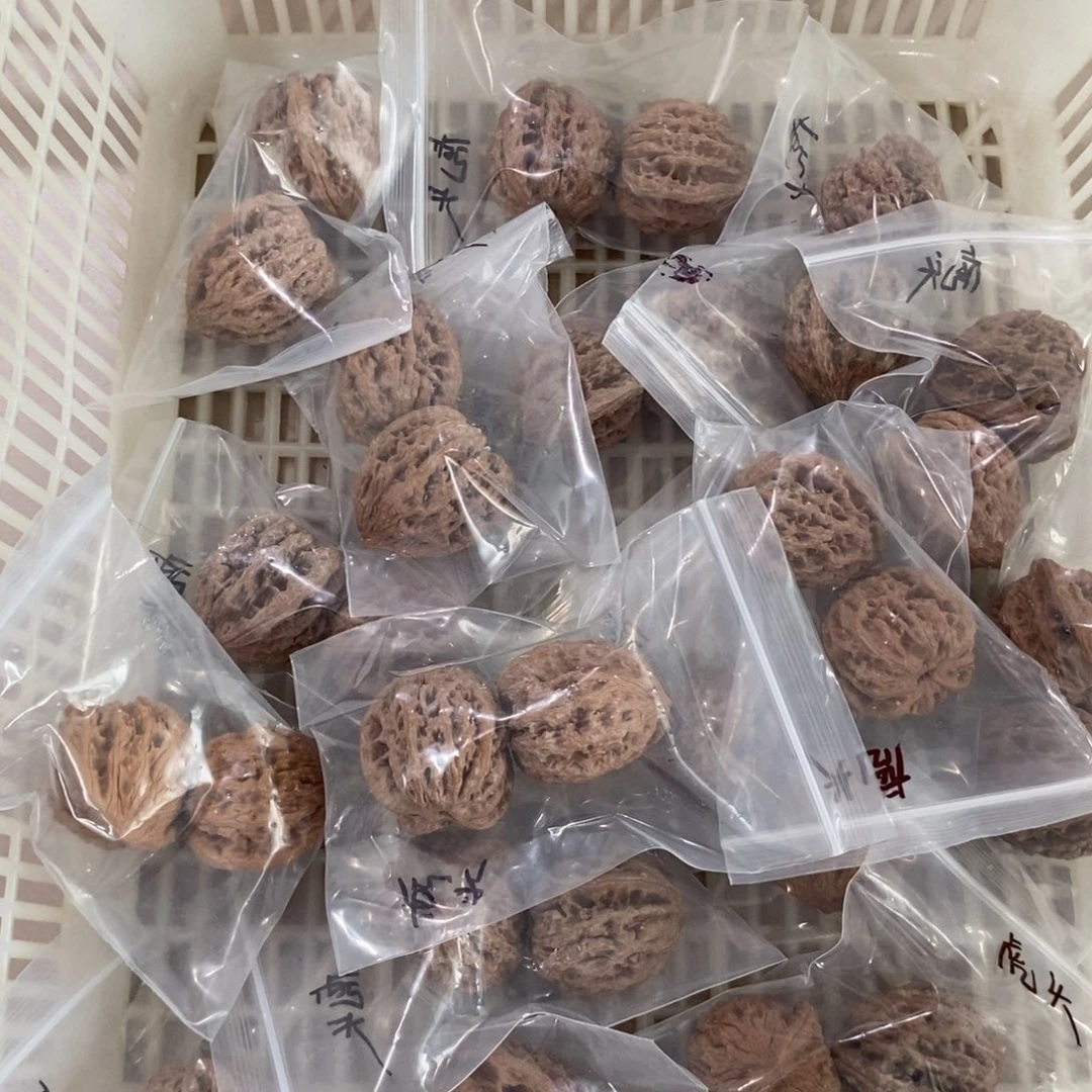 文玩核桃吊坠虎头