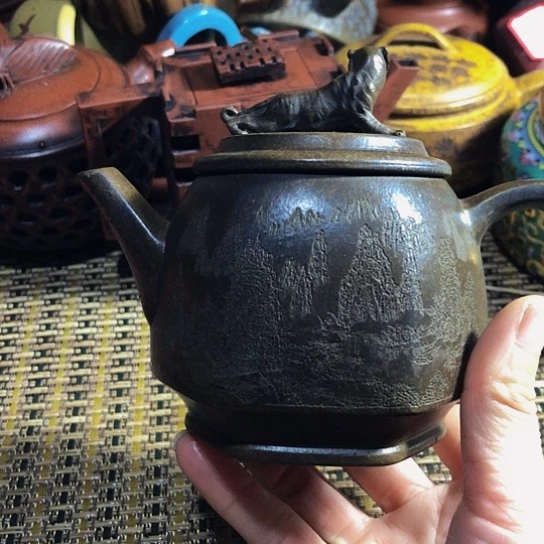 紫砂茶壶原矿泥料手工制作紫砂壶。