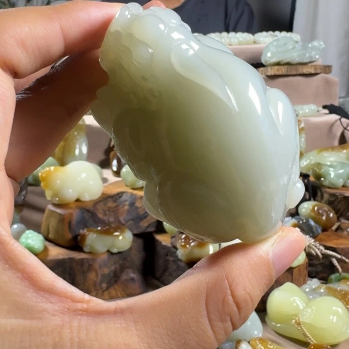 颈饰未镶嵌和田玉（糖玉）