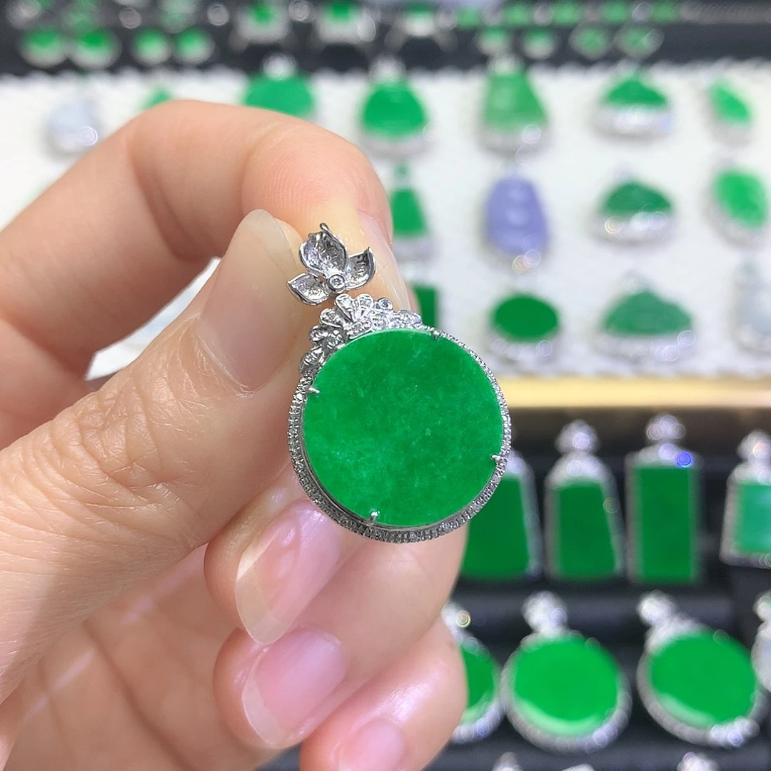 颈饰18K金镶嵌翡翠吊坠