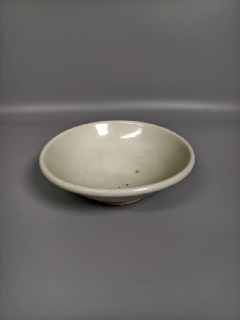 邢窑小白碗带底款