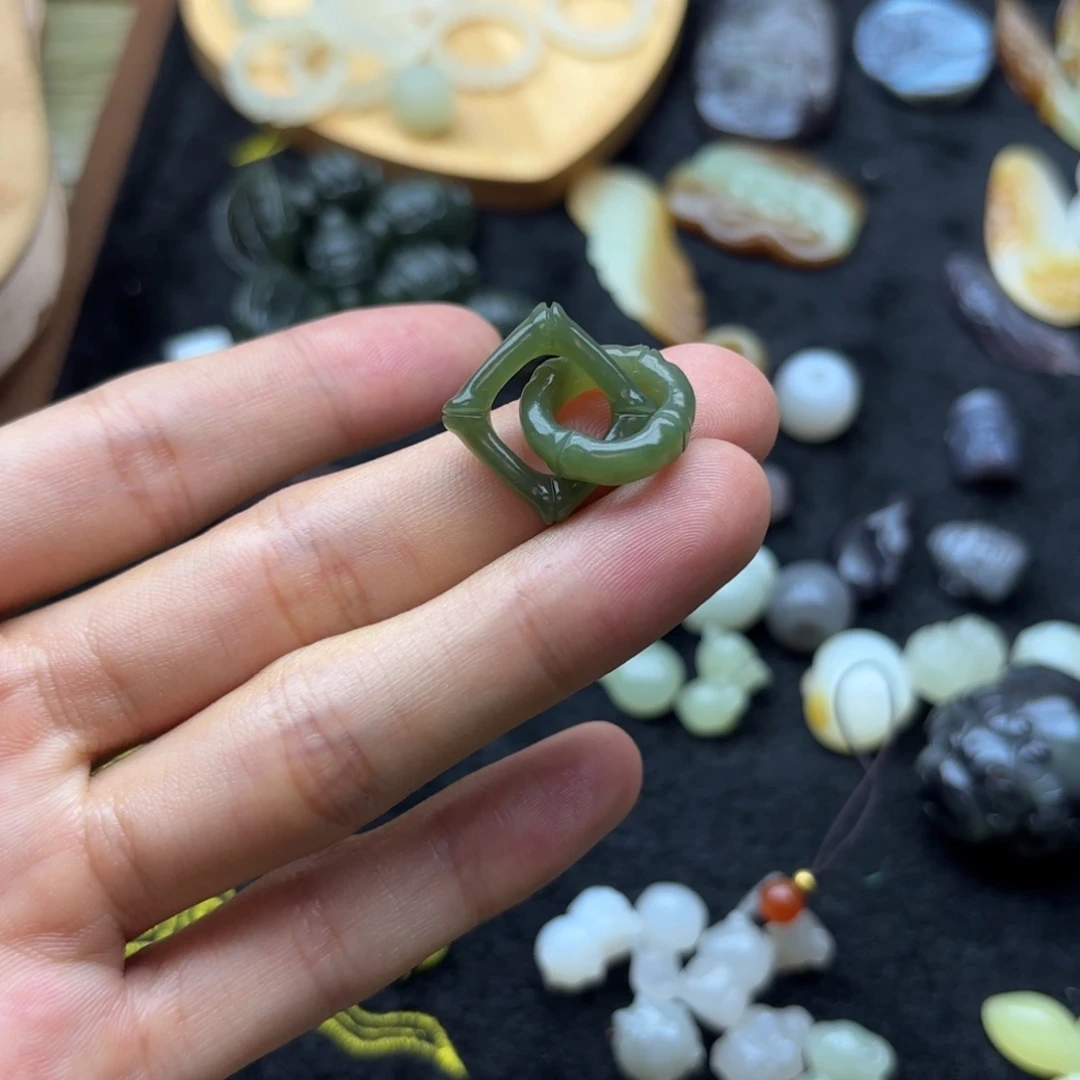 郁***娘和田玉未镶嵌颈饰