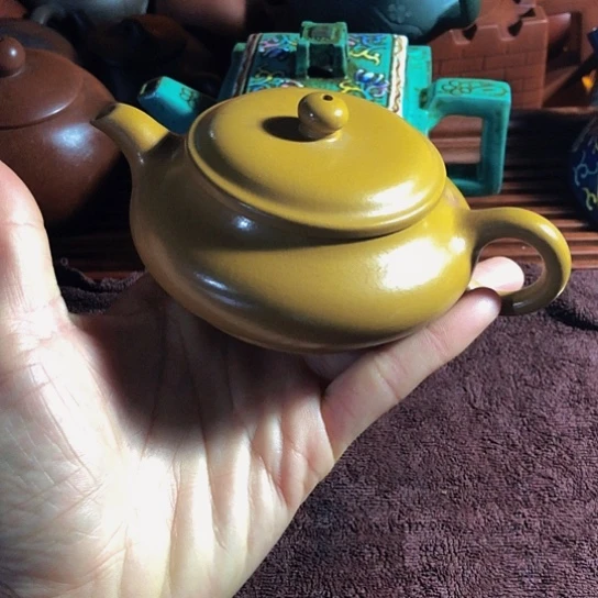 紫砂茶壶原矿泥料手工制作的紫砂壶。