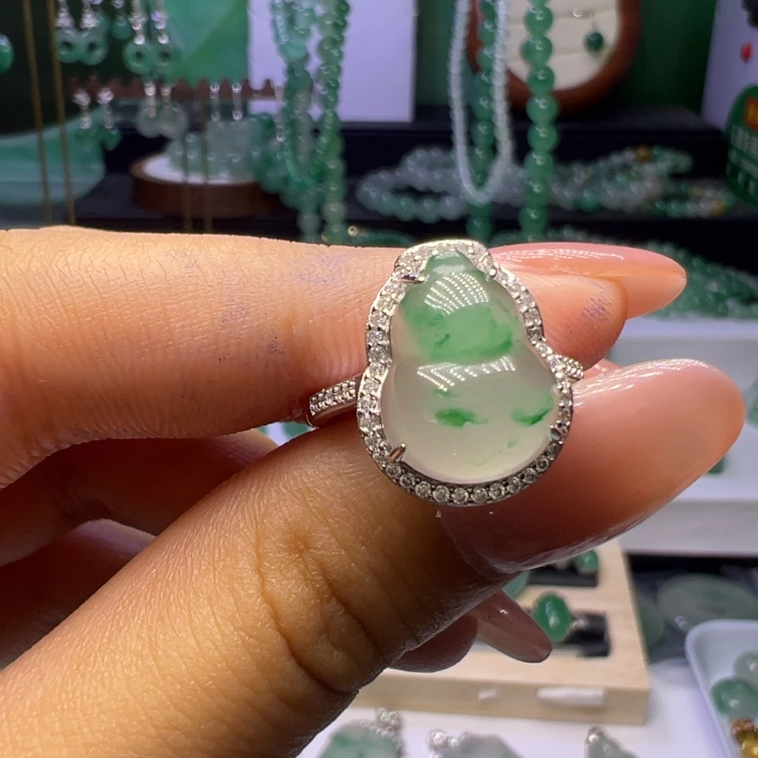 小****颈饰未镶嵌石英质玉（非洲翠）