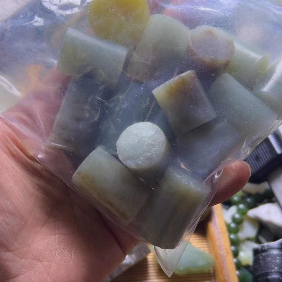 修***性和田玉（糖玉）未镶嵌挂件
