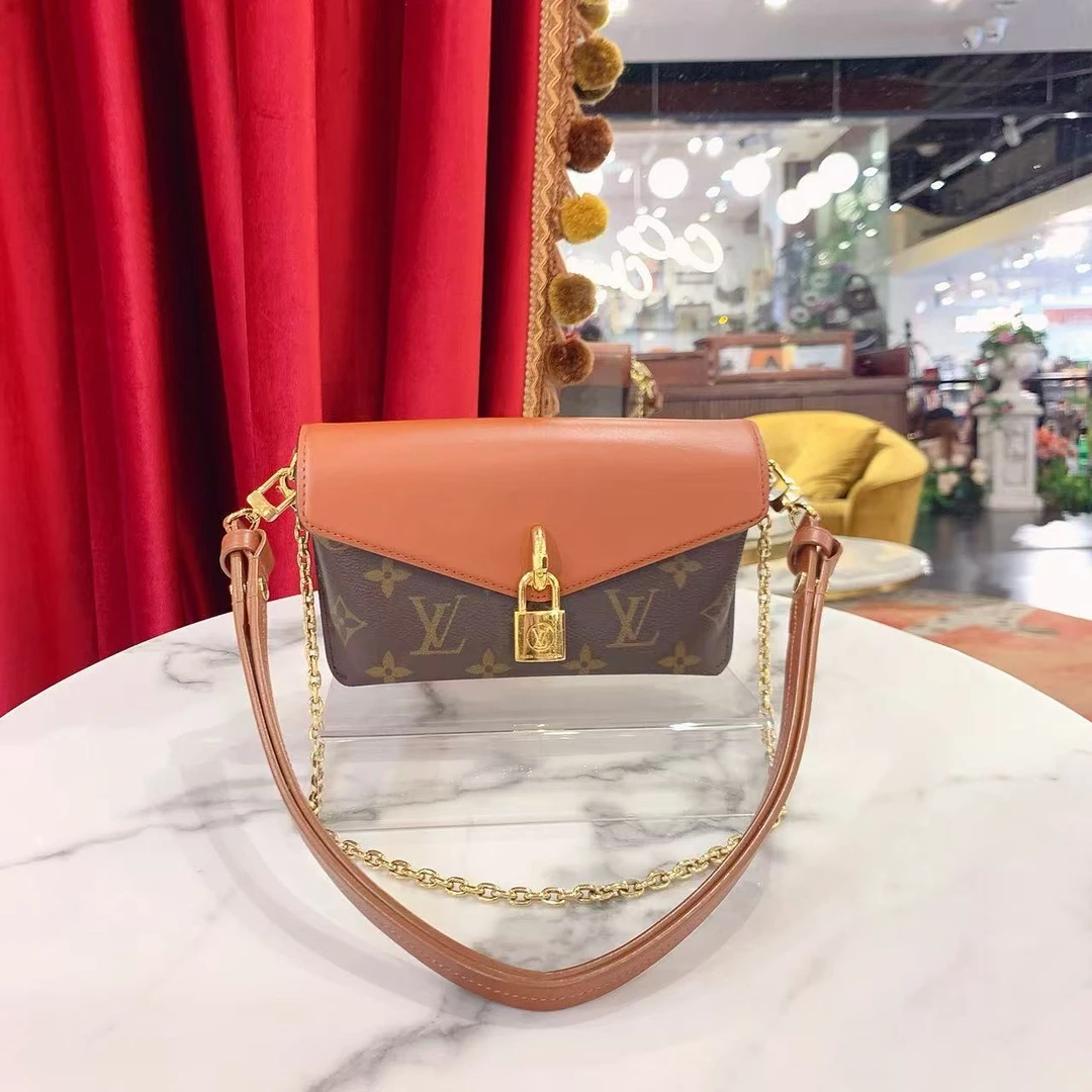 95新 LouisVuitton/路易威登 padlock on strap锁头焦糖/73535601