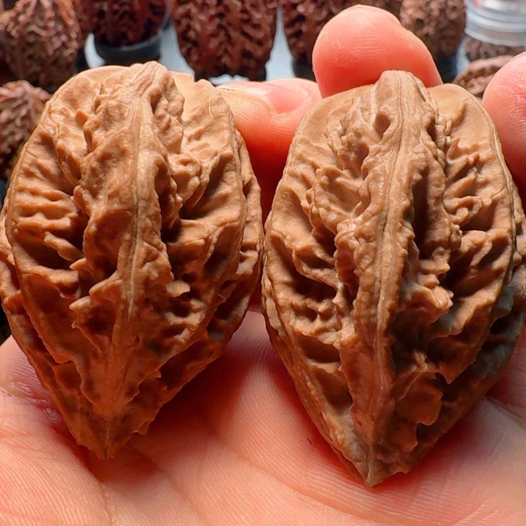 文玩核桃吊坠水晶龙脊