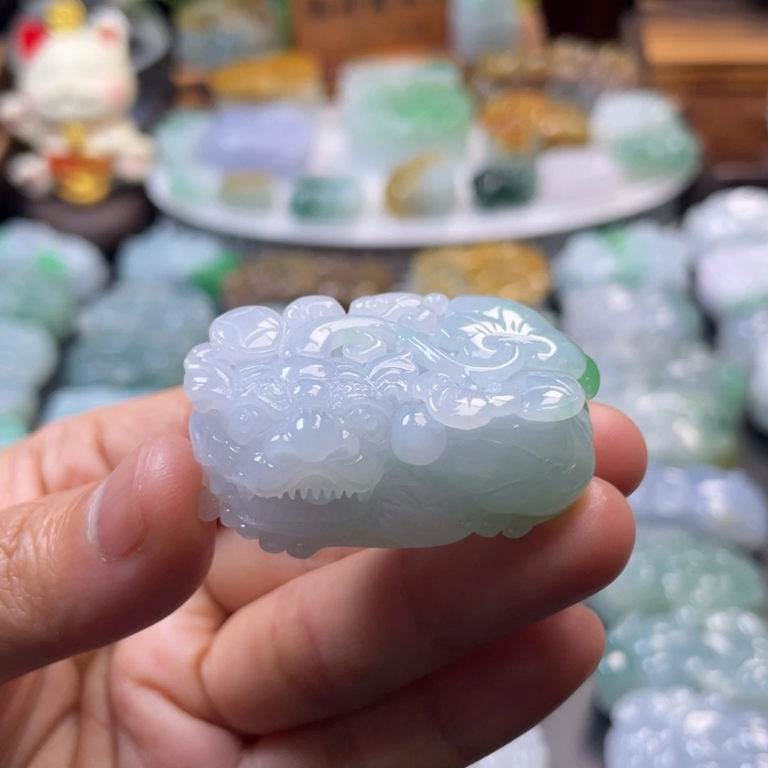 翡翠未镶嵌颈饰貔貅