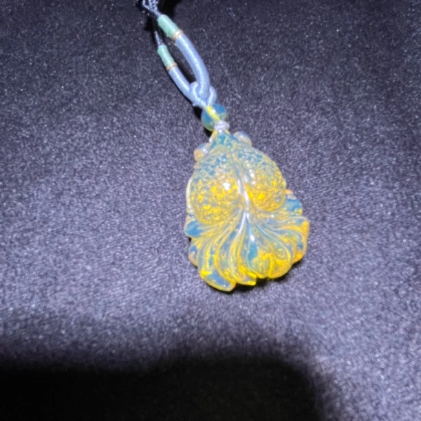 金珀金鱼雕刻件配饰多样设计