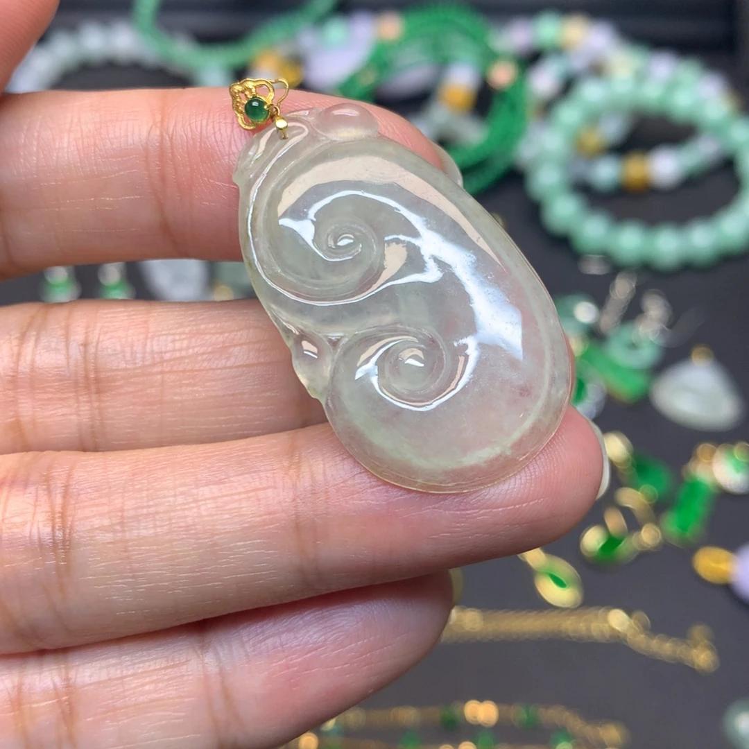 翡翠18K金镶嵌颈饰吊坠