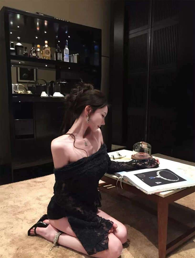 梦梦 MENGMENG{古董玫瑰 新款纯欲性感立体蕾丝一字肩长袖上衣}