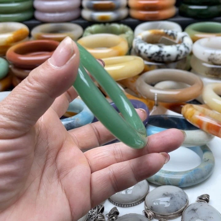 石英质玉手镯未镶嵌