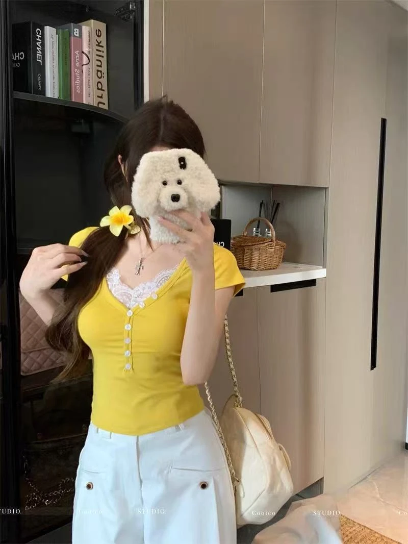 黄色蕾丝拼接v领短袖正肩T恤女夏季设计感小众收腰短款甜辣妹上衣