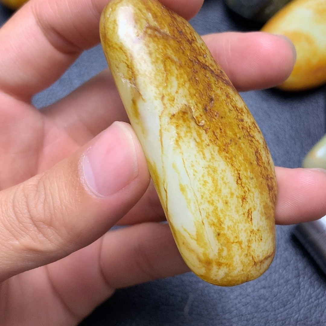 和田玉未镶嵌把件