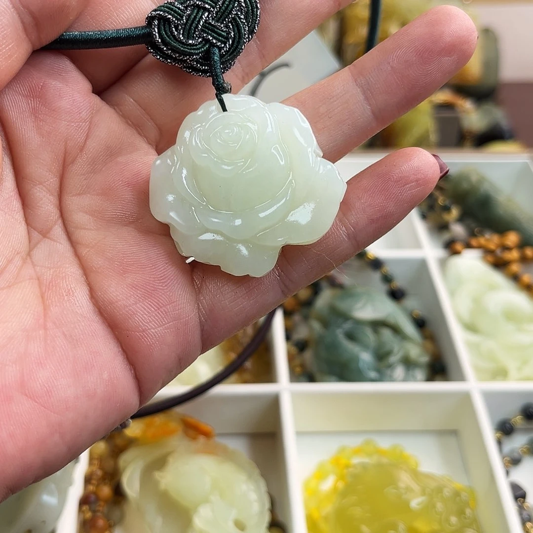 蛇纹石玉颈饰未镶嵌