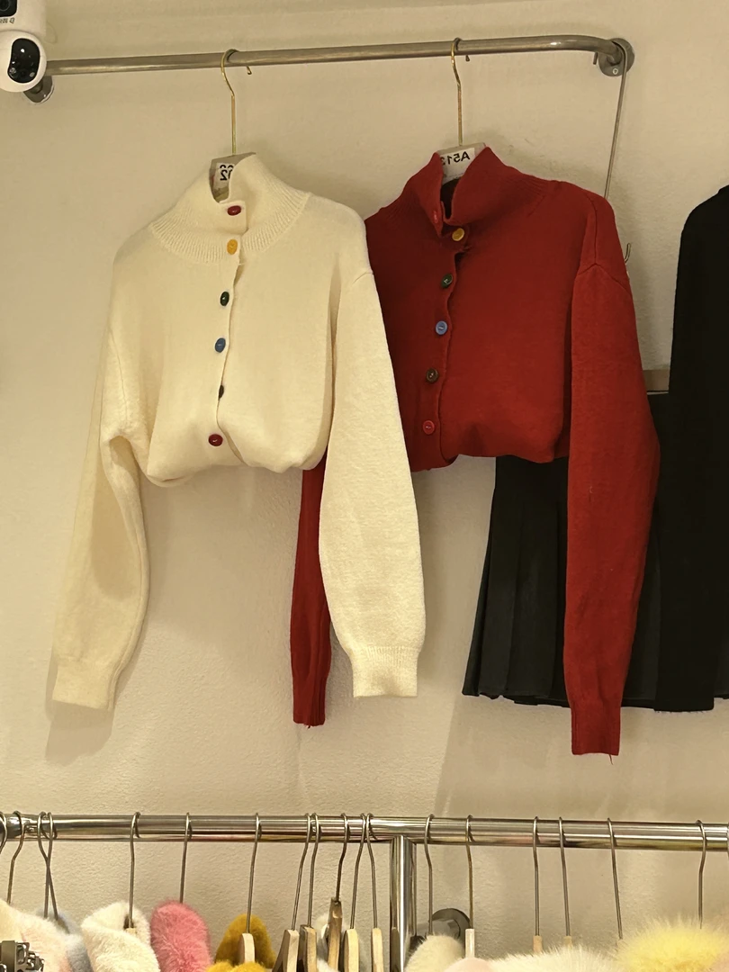 彩色纽扣高领长袖针织毛衣女设计感2024冬季新款宽松小众外套